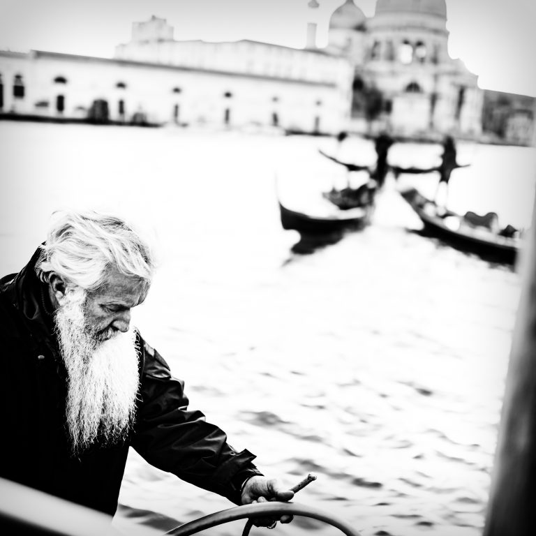 Foto eines Gondolieri vor der Kirche Santa Maria della Salute in Venedig